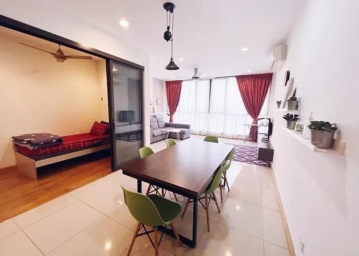 Connected Train 3 Bedrooms - Above Klgateway Mall 14