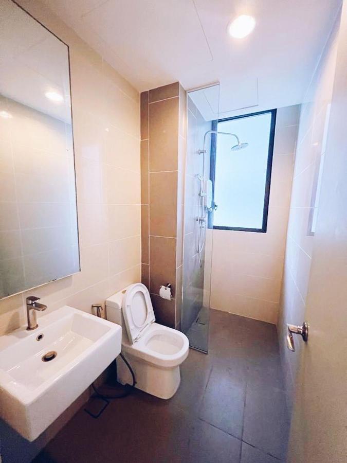 Connected Train 3 Bedrooms - Above Klgateway Mall 14 *
