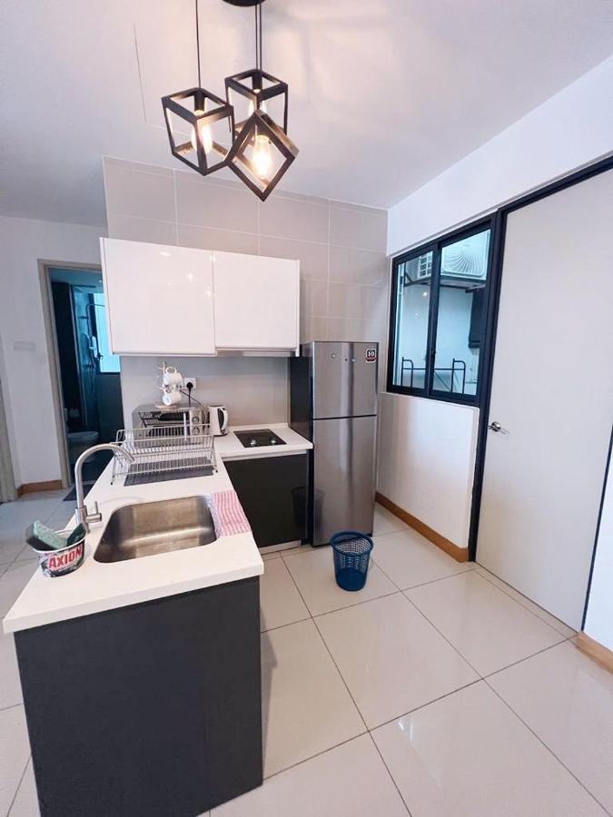 Connected Train 3 Bedrooms - Above Klgateway Mall 14 *