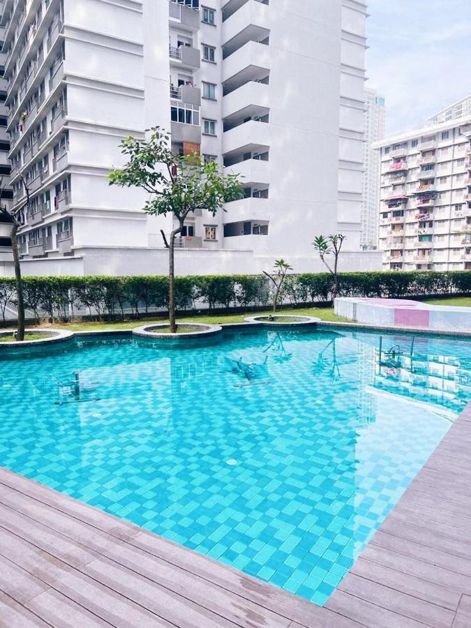 Connected Train 3 Bedrooms - Above Klgateway Mall 14 Apartment