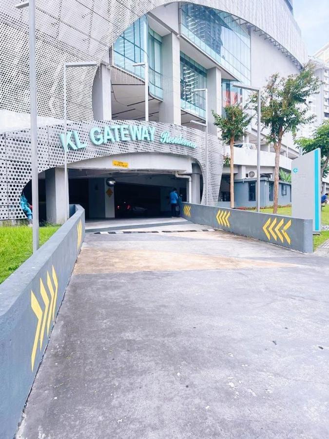 Connected Train 3 Bedrooms - Above Klgateway Mall 14