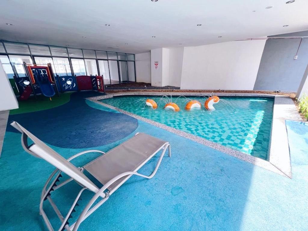 Connected Train 3 Bedrooms - Above Klgateway Mall 14 *