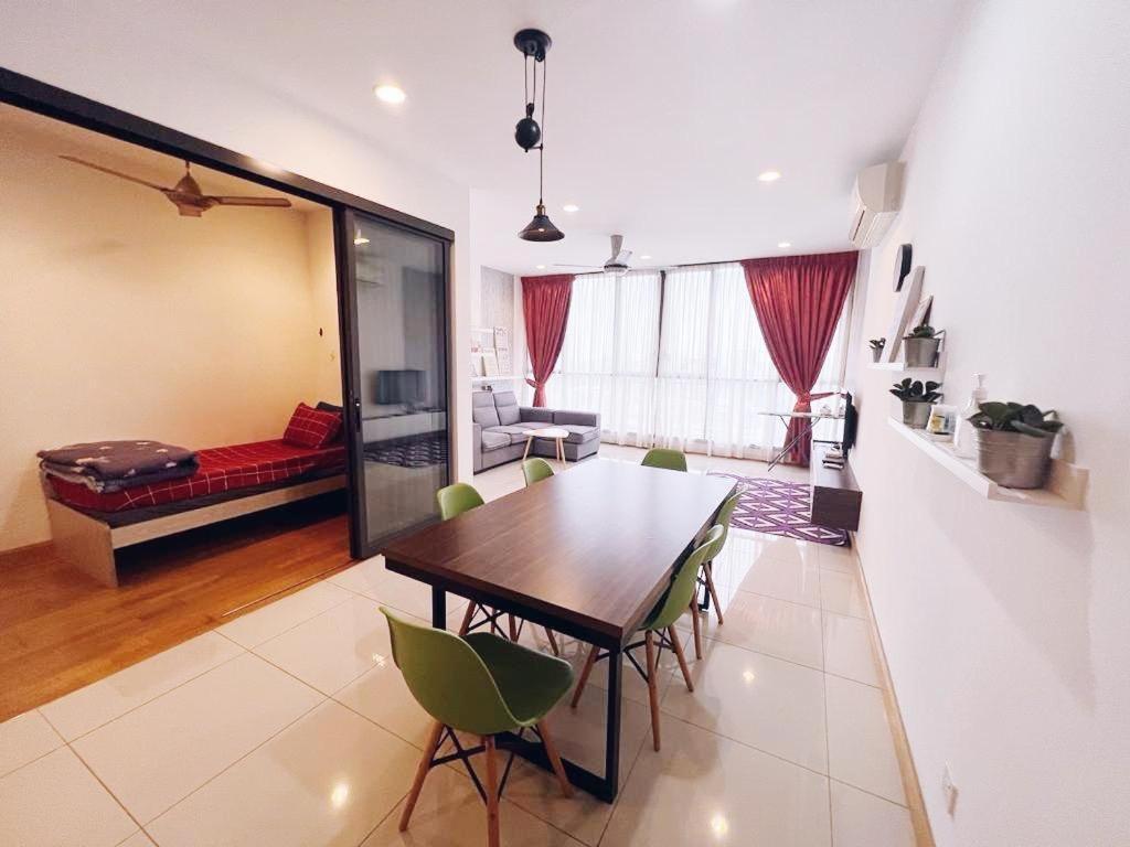 Connected Train 3 Bedrooms - Above Klgateway Mall 14 *