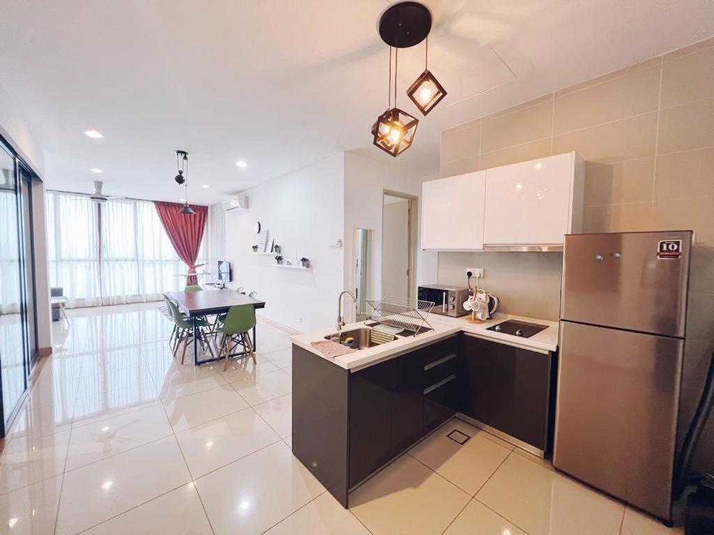 Connected Train 3 Bedrooms - Above Klgateway Mall 14 *