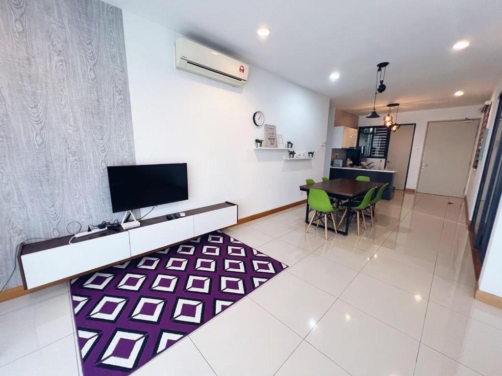 Apartment Connected Train 3 Bedrooms - Above Klgateway Mall 14 *